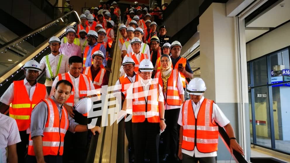 槟州各国州议员及行政议员等纷纷陪同曹观友前往槟城交通综合总站视察。