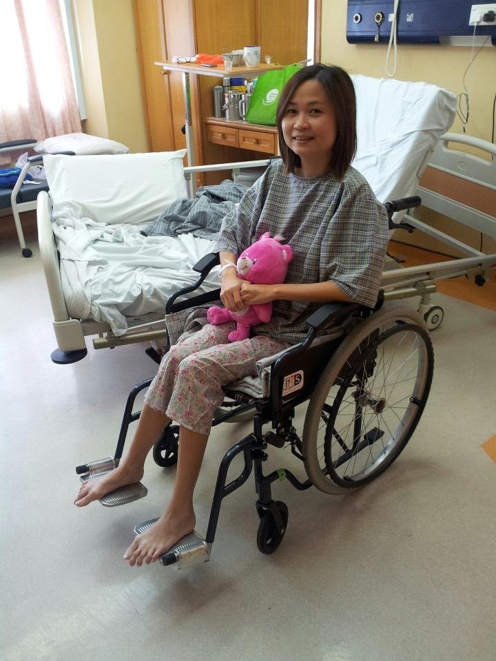 陈钰莹住院时期坐轮椅的模样。