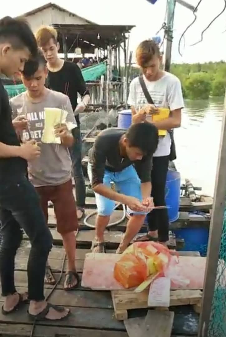 失踪少年的朋友昨天傍晚进岛，在养鱼场上撒金银纸，招唤失踪者回家。