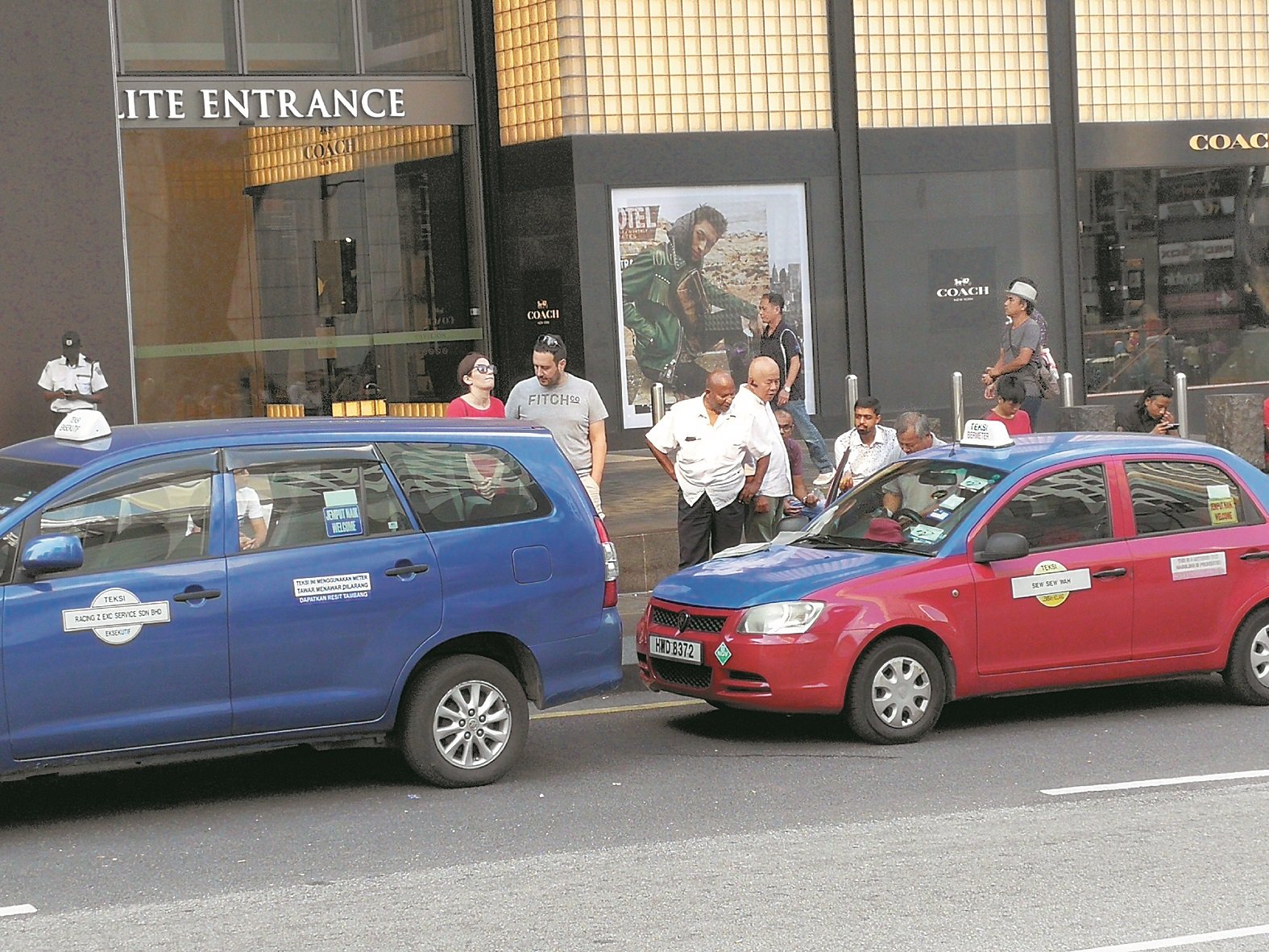 记者在金三角一带的购物商场观察，部分德士司机也会向游客推销包车的服务。