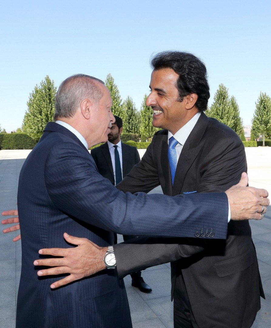 土耳其总统埃尔多安（左）拥抱欢迎周三到访安卡拉的卡塔尔国王塔米姆。卡塔尔宣布将会向土耳其投资150亿美元，消息刺激连日走软的里拉反弹。