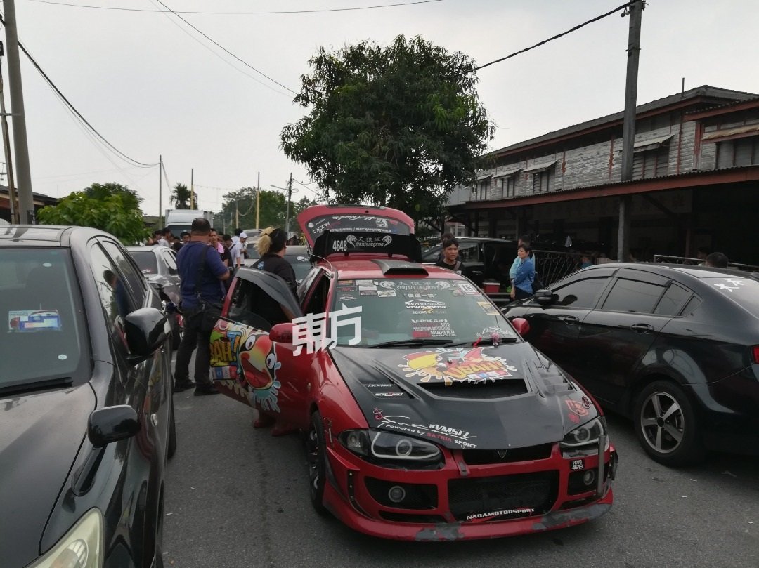 陈赐健生前喜欢汽车音响，因此汽车音响俱乐部“天狼军”也组成车队为他开路。