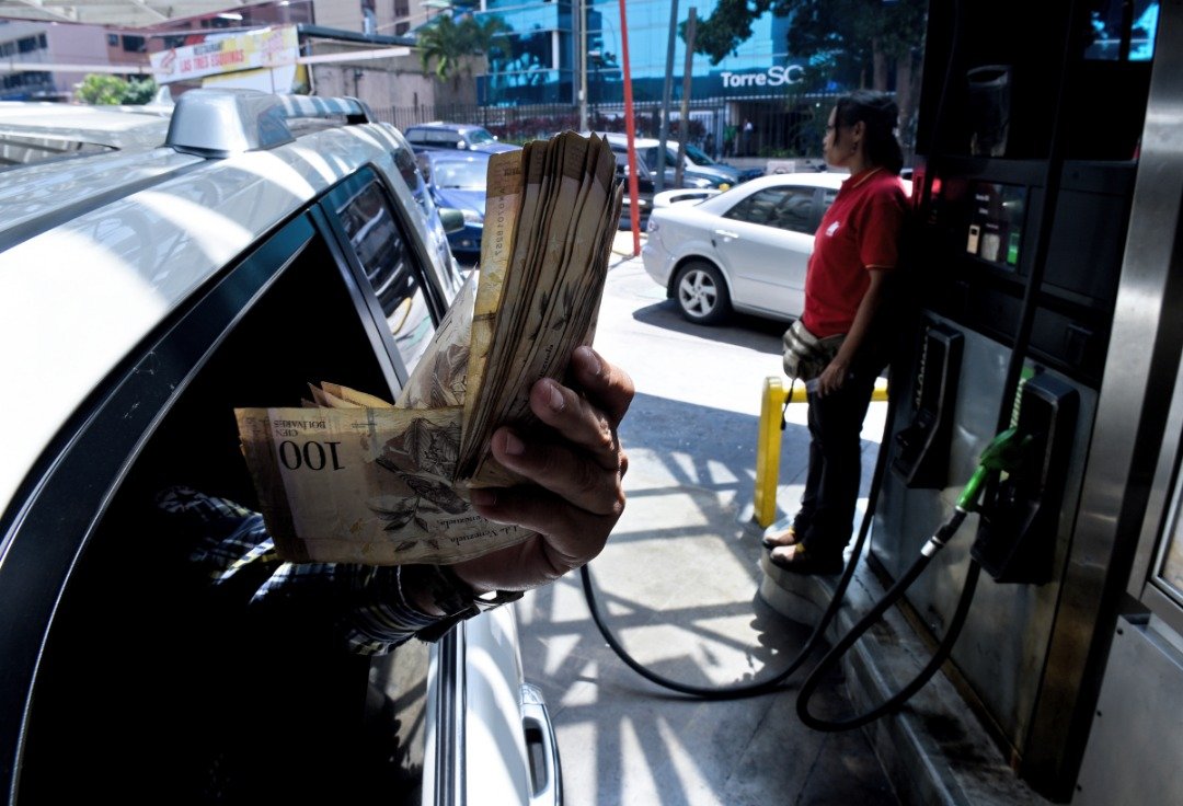 由于通货膨胀和货币贬值严重，委内瑞拉实施货币改革，希望借此提振经济。民众对政府的这项改革持观望态度，纷纷趁新钞上路前，赶到油站排队添油。