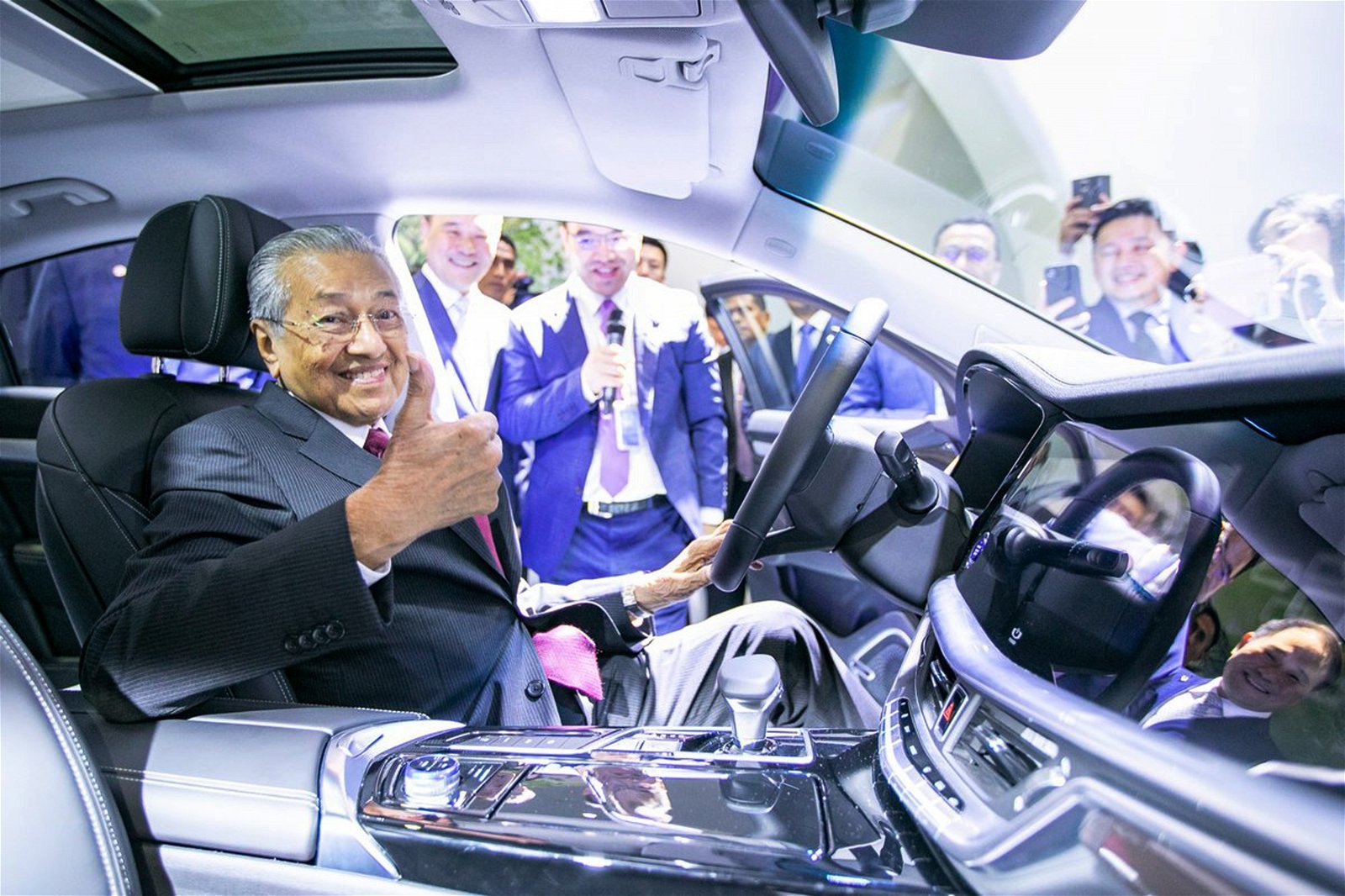 首相敦马哈迪试驾吉利汽车，测试和体验吉利新一代技术。