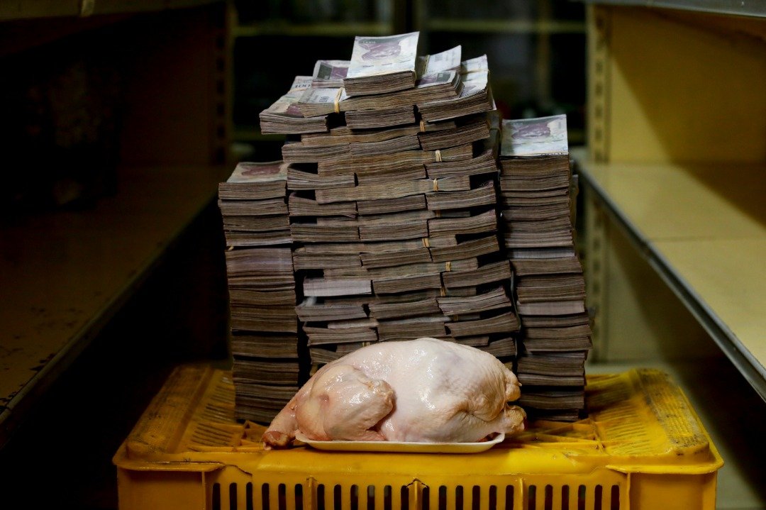 位于首都加拉加斯一个低收入社区的超市，一只重2.4公斤的肉鸡周四的售卖是1460万玻利瓦尔，要用玻利瓦尔购买，得搬出一堆钞票。但这个金额实际上只相当于2.22美元。