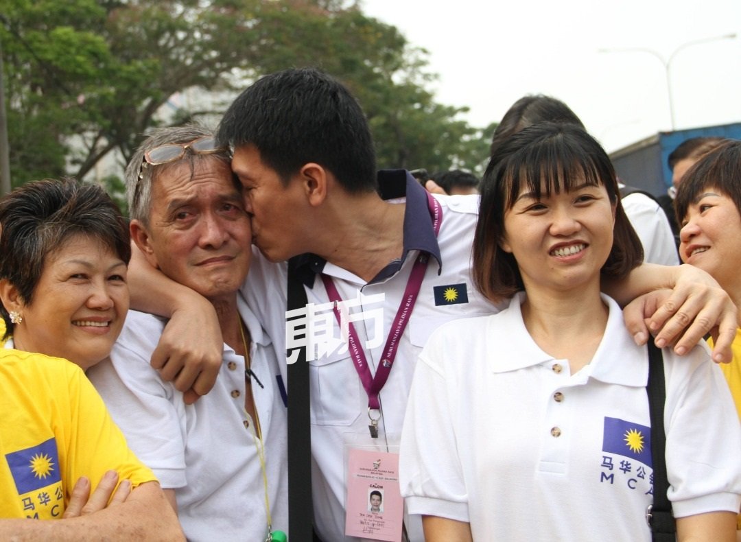 陈志忠亲吻父亲陈金发，感谢他的支持。