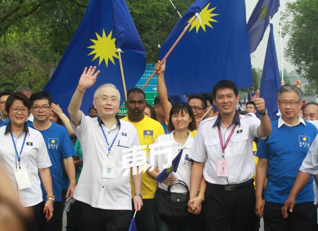 周美芬（左）、魏家祥、陈志忠太太陈素芬、陈志忠与支持者一同前往提名中心。