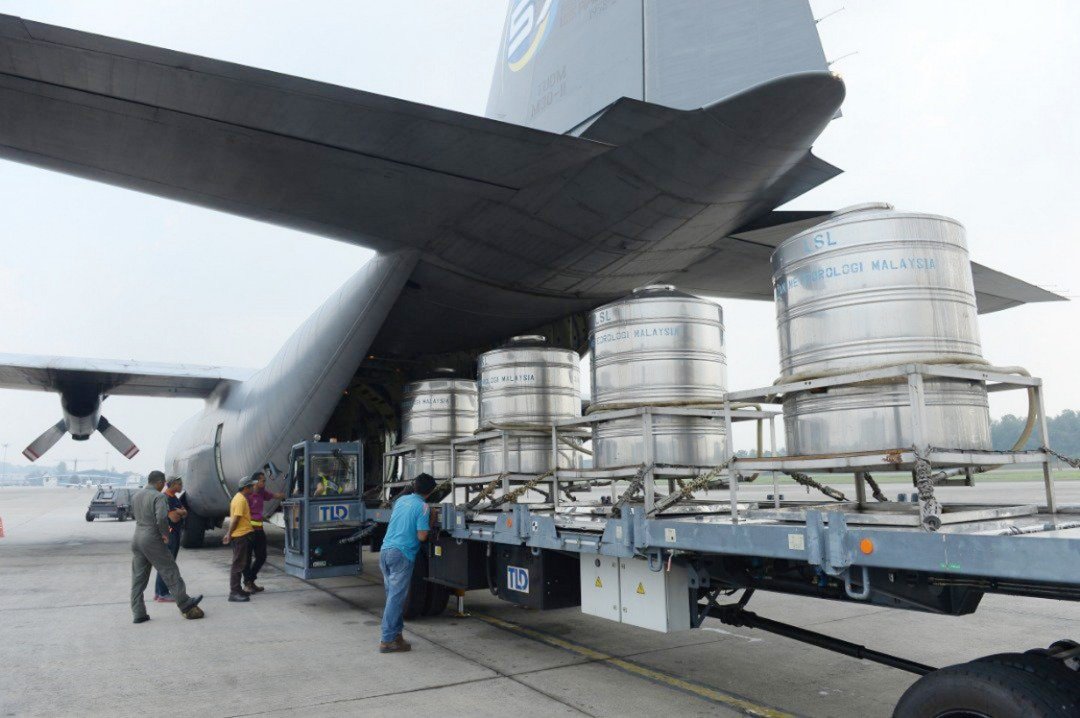 空军和国家天灾管理机构将布云造雨所需的器具，移上军机，准备就绪。