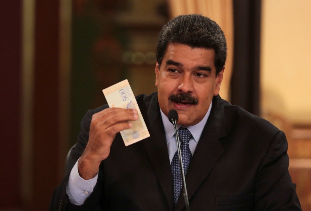委内瑞拉总统马杜罗周五在首都加拉加斯， 手持即将于20日发行的新货币纸钞，并发表演说。