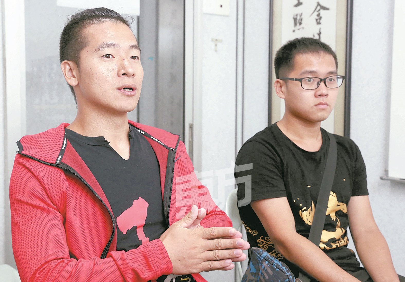 中国泉州华侨大学毕业生刘位（左）和朱明嘉（右）前来观摩节令鼓比赛。（摄影：刘维杰）