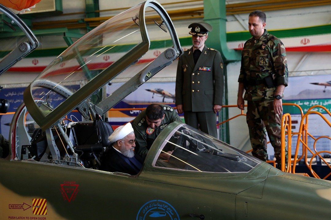 伊朗总统鲁哈尼在展览会里，坐进天河战机的驾驶舱。