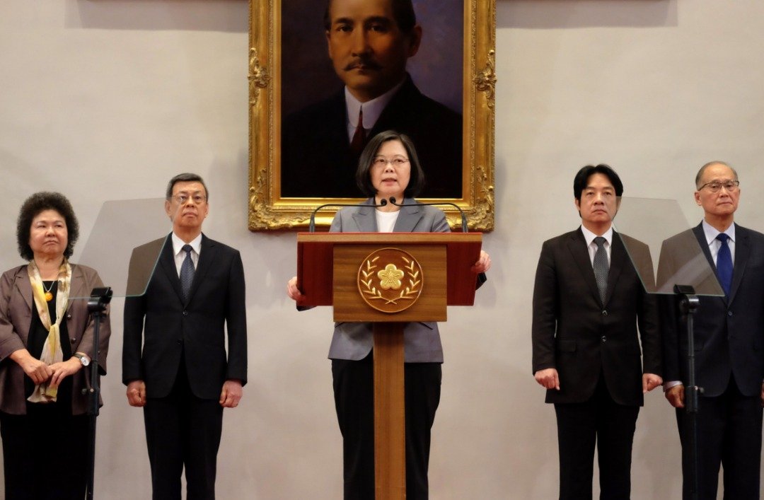 针对中美洲邦交国萨尔瓦多断交，台湾总统蔡英文（中）周二中午在总统府召开记者会表示，越是打压、越要团结。