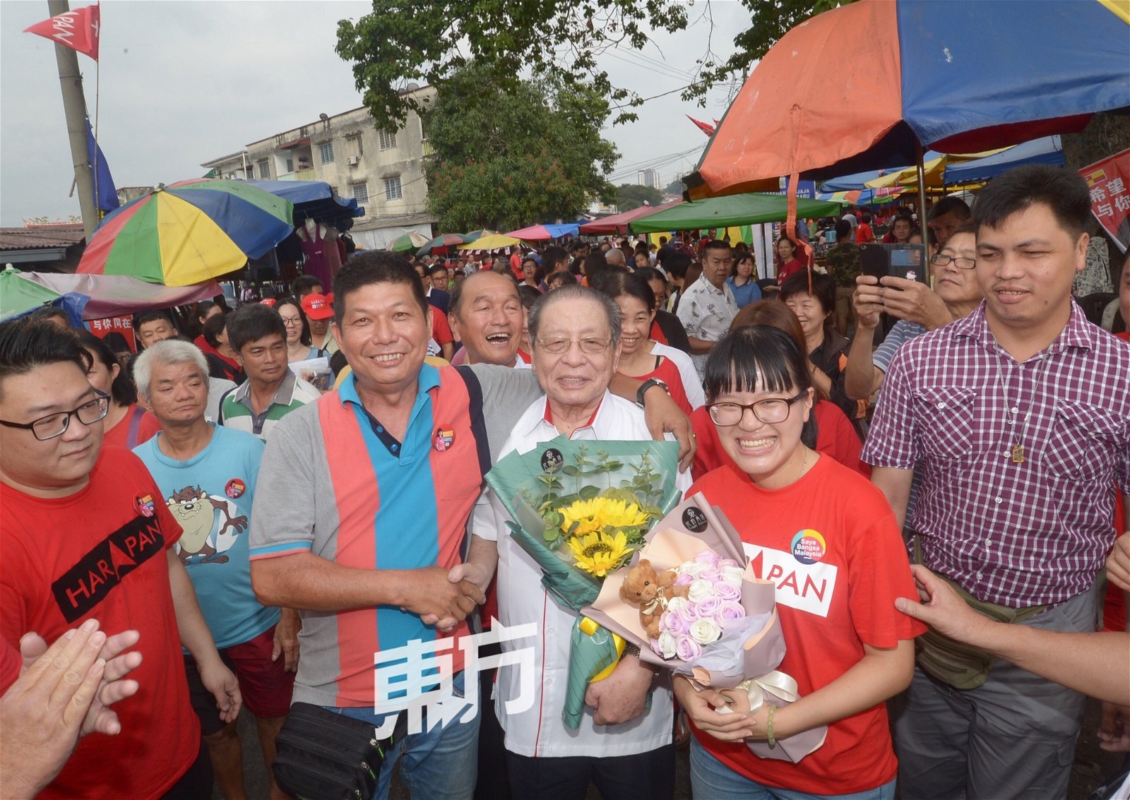 林吉祥（右3）及王诗棋（右2）走访蕉赖十一哩新村早市向选民拜票，受到当地居民的热烈欢迎。（摄影：陈启新）
