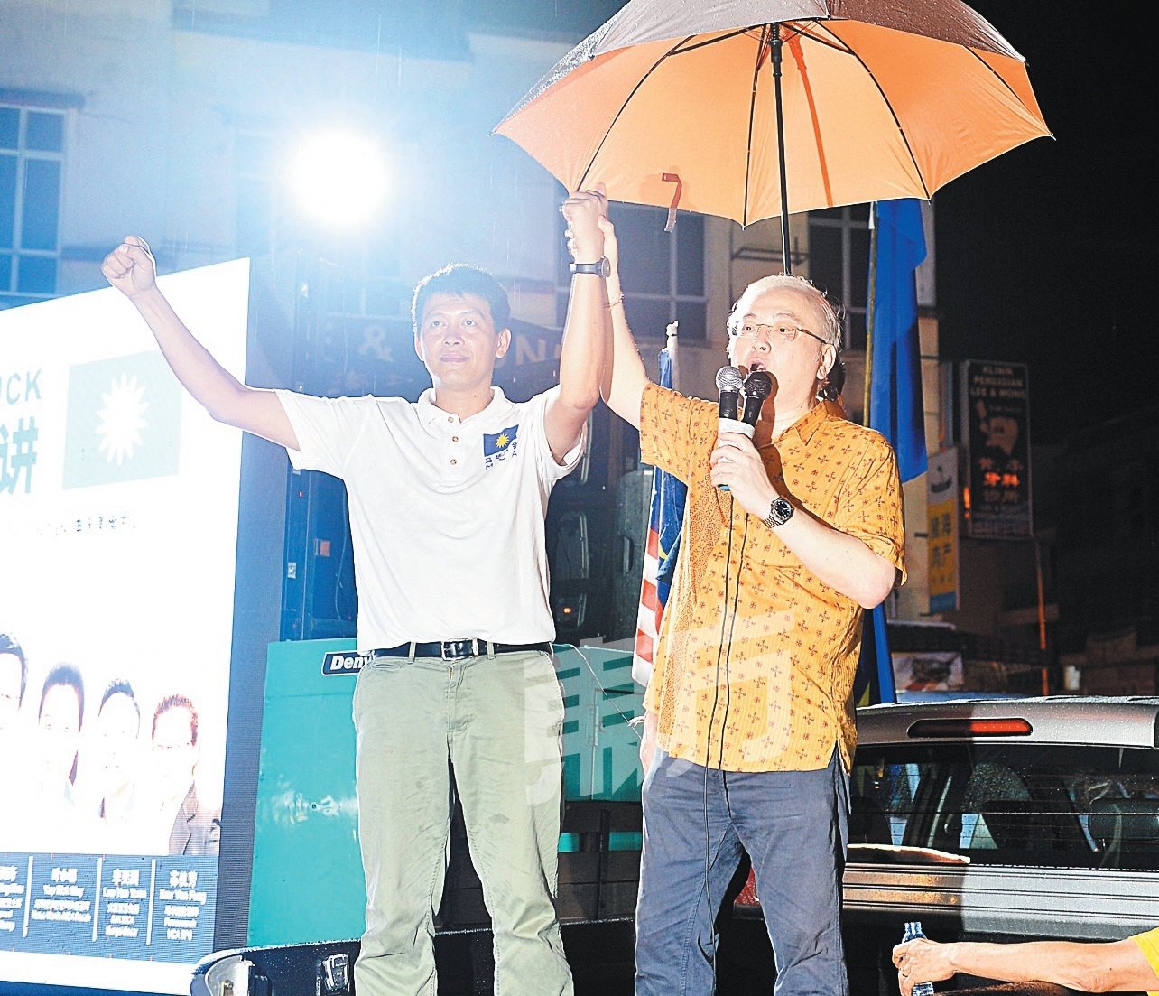 魏家祥（右）呼吁无拉港选民把唯一的“火种”送至雪州议会，让陈志忠（左）扮演制衡及监督的角色。（摄影：颜泉春）