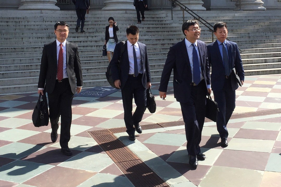 中方代表团在华盛顿与美方结束为期两天的贸易谈判后，离开美国财政部大楼。右2是中国商务部副部长王受文。