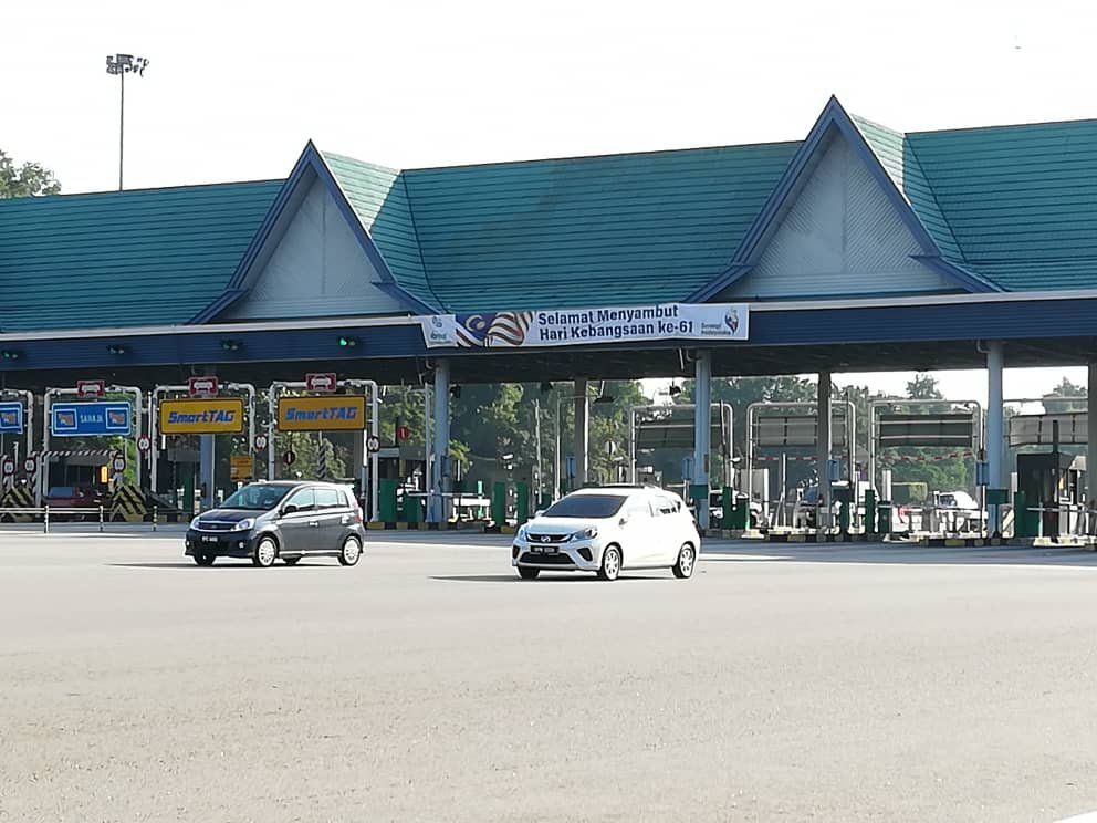 经过清理后，武吉拉惹收费站已如常运作，交通已恢复顺畅。