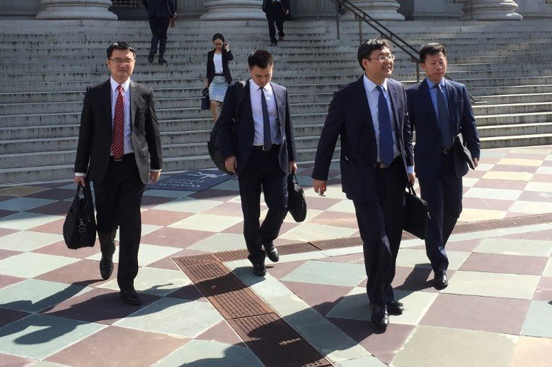 中方代表团离开美国财政部大楼。