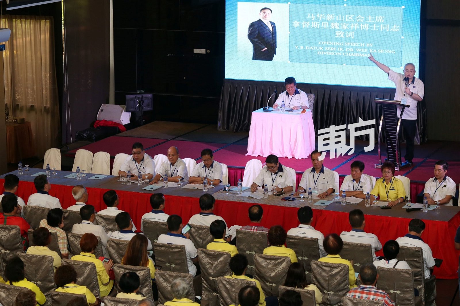 魏家祥（右）在大会上声称获许多区会支持竞选总会长。（摄影：刘维’杰）
