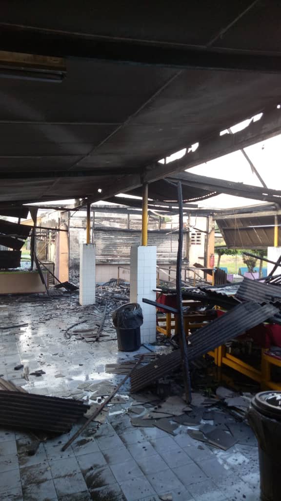 直落彭丽玛国中食堂被大火烧成废墟。