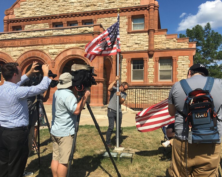 为避免进一步发生不愉快事件，美国堪萨斯大学最终决定撤下以艺术品形式展出的脏污国旗。