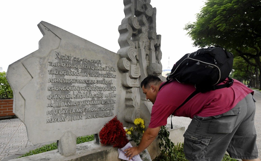 有定居在河内的美国人听闻麦凯恩病逝的消息后，带著鲜花来到竹帛湖边的纪念碑，为麦凯恩献上最后的敬意。