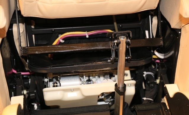 9岁的英国短毛猫Oyster惨遭按摩椅夹死，按摩椅底部残留猫的皮毛。