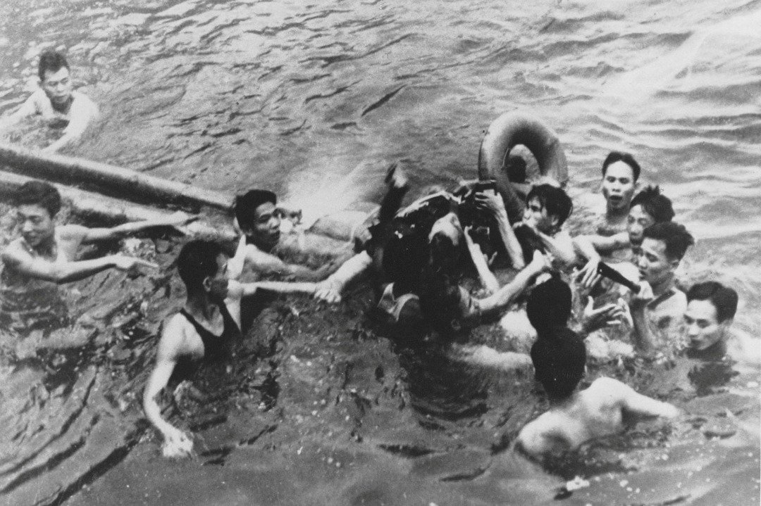 麦凯恩当年坠入竹帛湖后，被一群北越军人和越南民众拉上岸，之后被关入美军称为“河内希尔顿”的火炉（Hoa Lo）监狱。