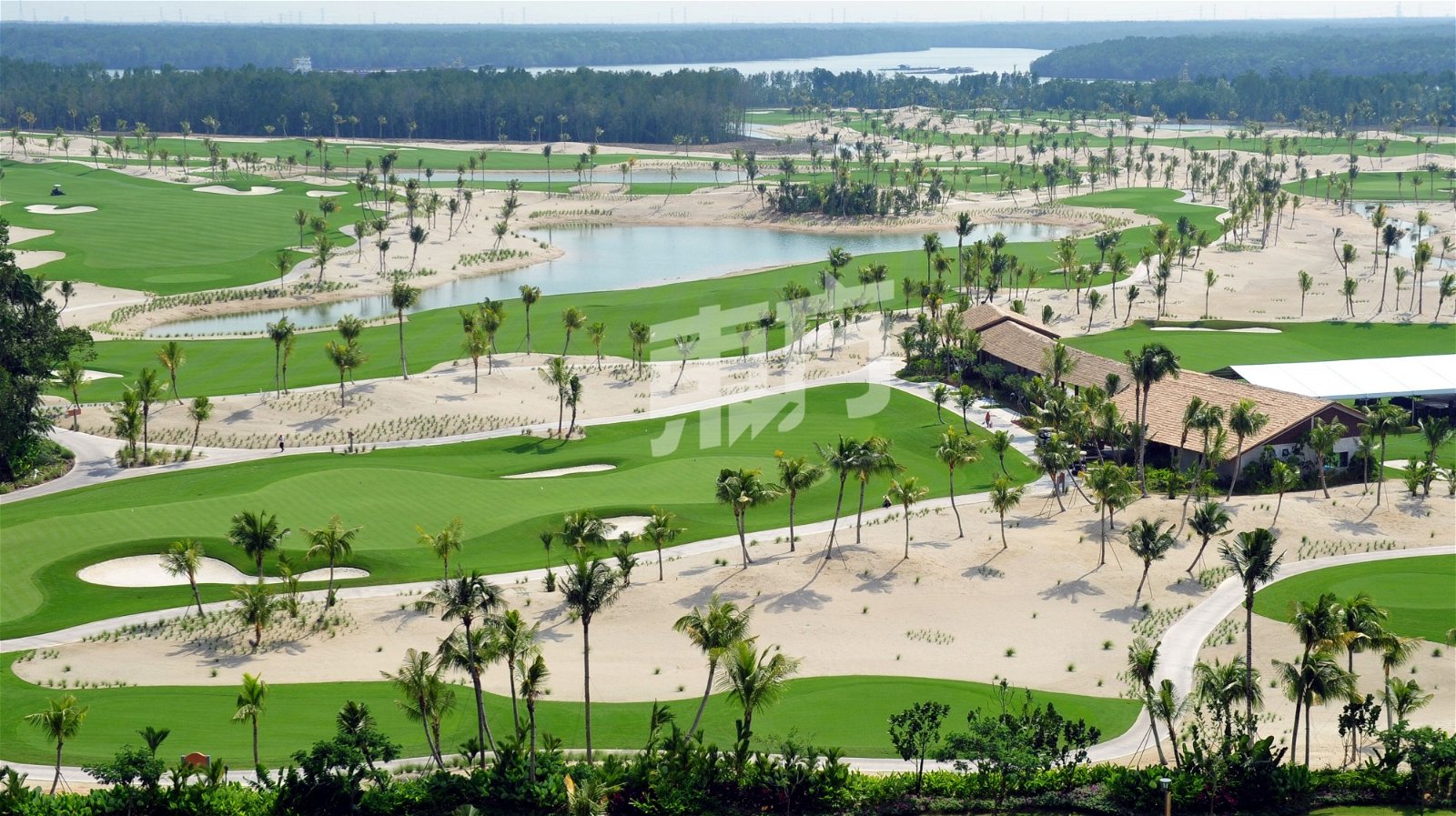 首座高尔夫球场即将对外开放。