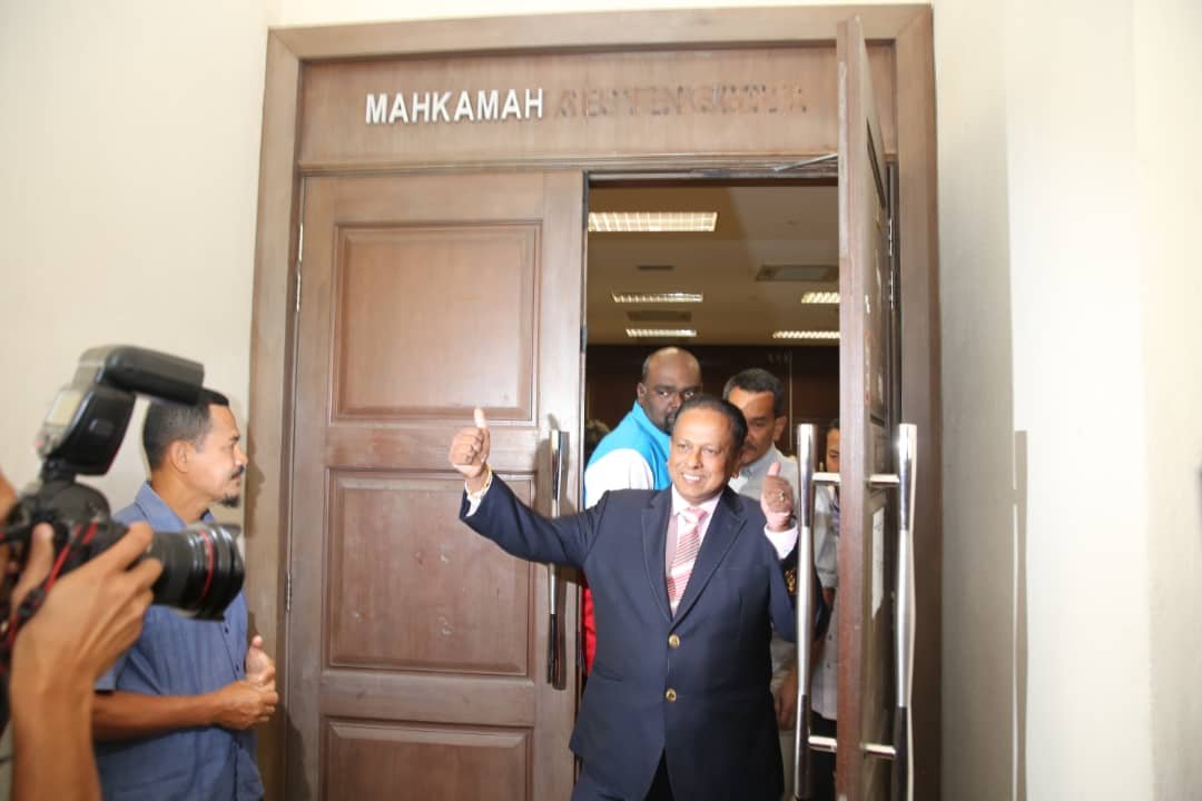 在得知莫哈末哈山的撤销申请被法庭驳回后，斯特兰双手举起拇指示赞。
