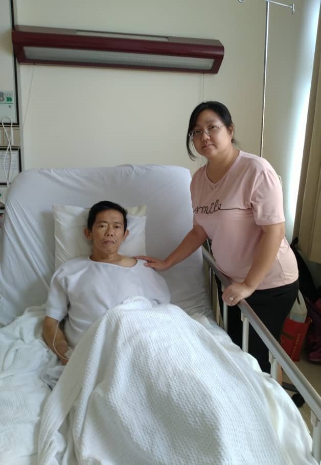 萧富元（左）目前住院，在等待进行心脏绕道手术，旁为太太郑欣玲。