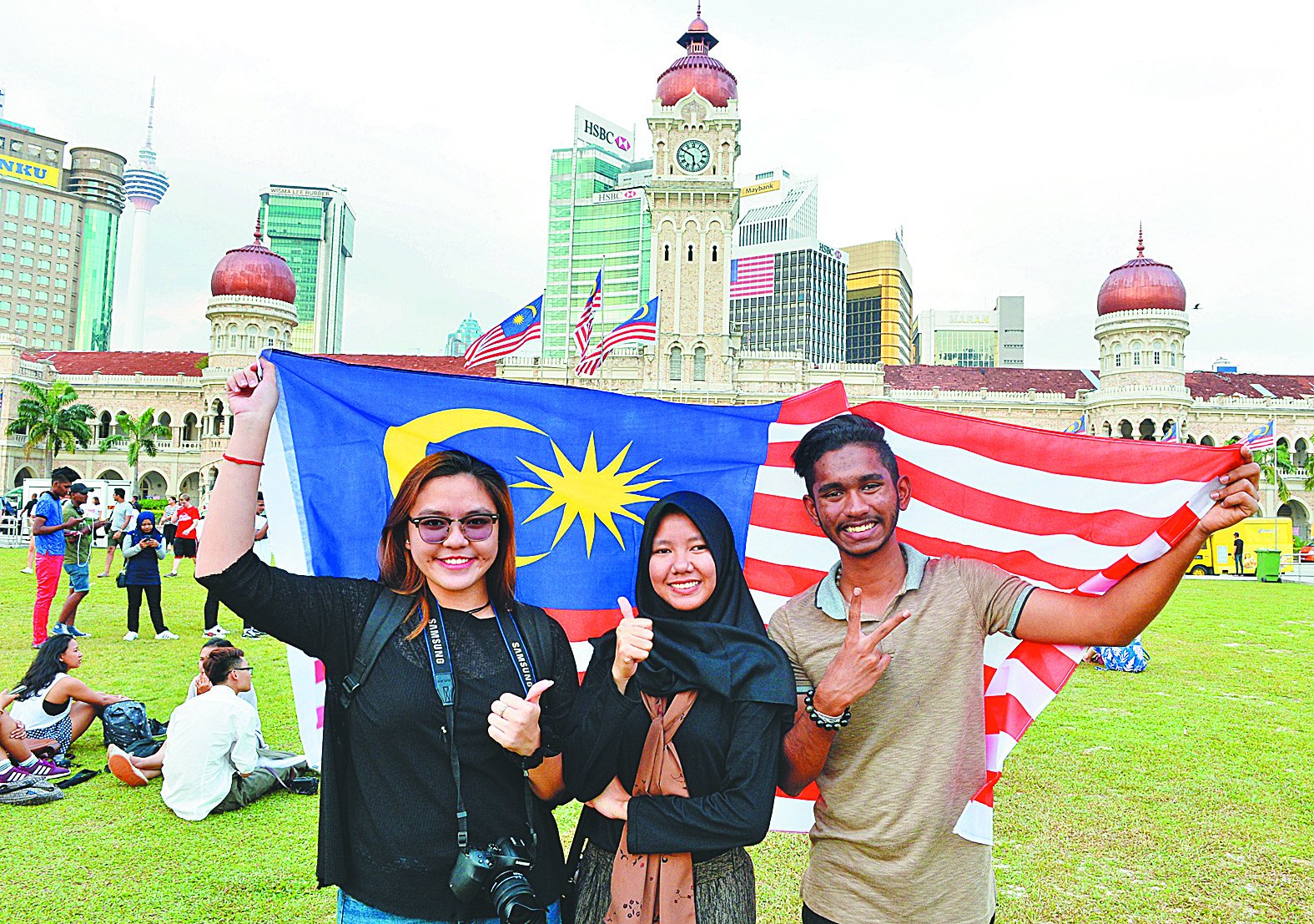 华巫印三族朋友周四在吉隆坡独立广场，一同举起马来西亚 国旗，欢庆第61周年国庆，也象征各族携手共创美好未来。（摄影： -颜泉春-）