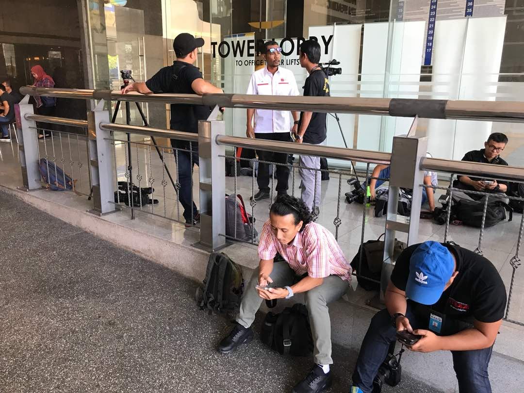 本地媒体记者从早上7时30分抵达武吉安曼商业罪案调查总部所在的大厦外守候至11时30分，仍未见纳吉身影。
