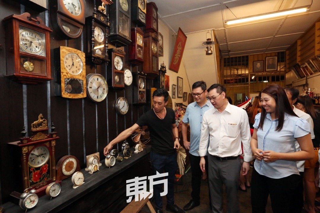 古玩收藏家刘智勇（左起）向郑凯聪、潘伟斯及廖彩彤讲解展示在乡音馆的古玩物品。（摄影：刘维杰）