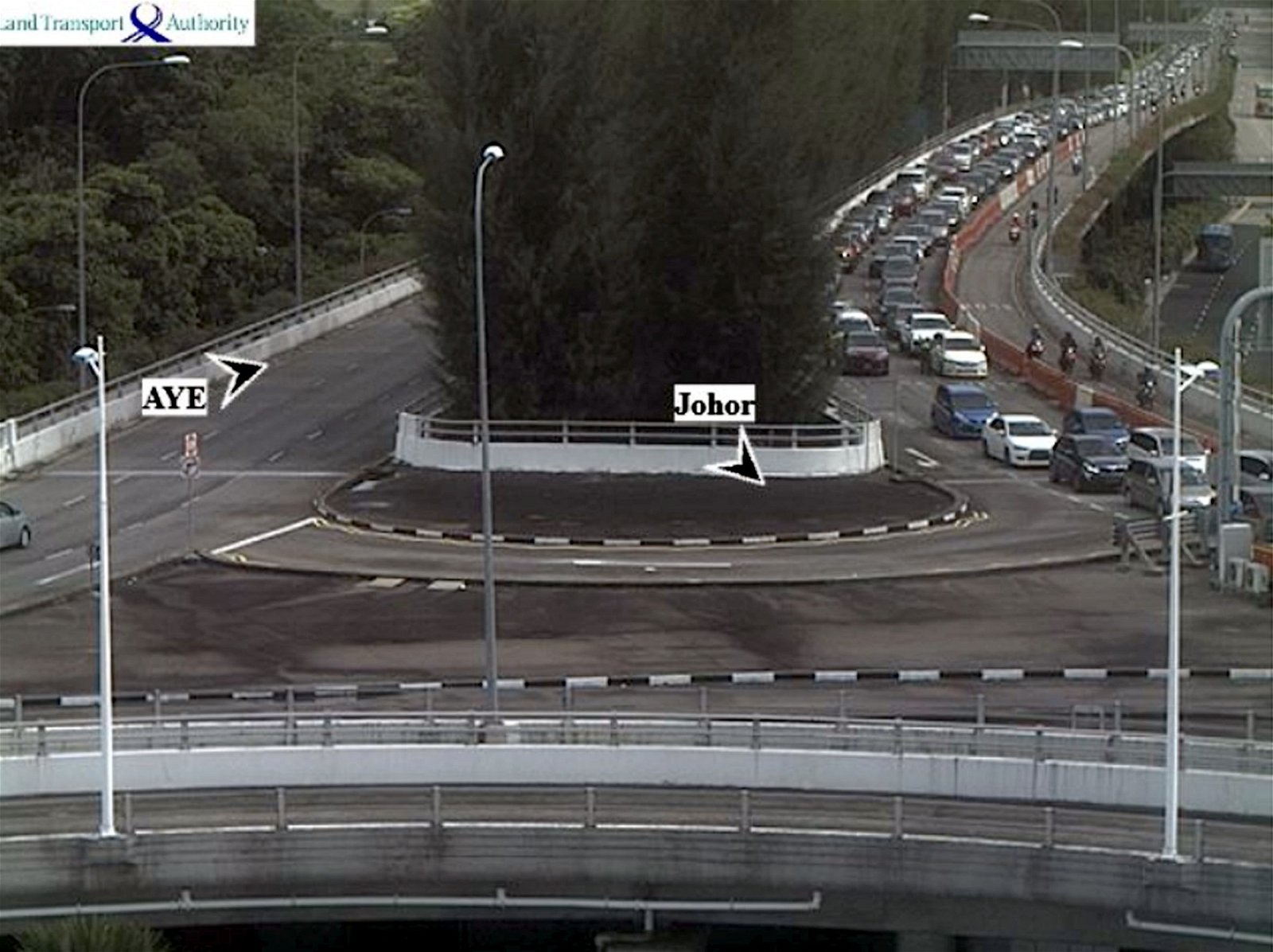 新加坡大士关卡往马新第二通道方向，周六清晨6时开始出现 大量车潮。网民申诉，交通拥堵情况超过10小时。
