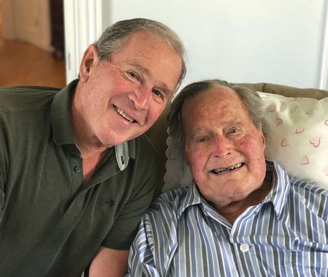 老布什在今年6月庆祝94岁生日时和儿子小布什的合照。