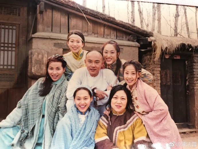 陈法蓉曾晒出“韦小宝”与老婆们旧照。