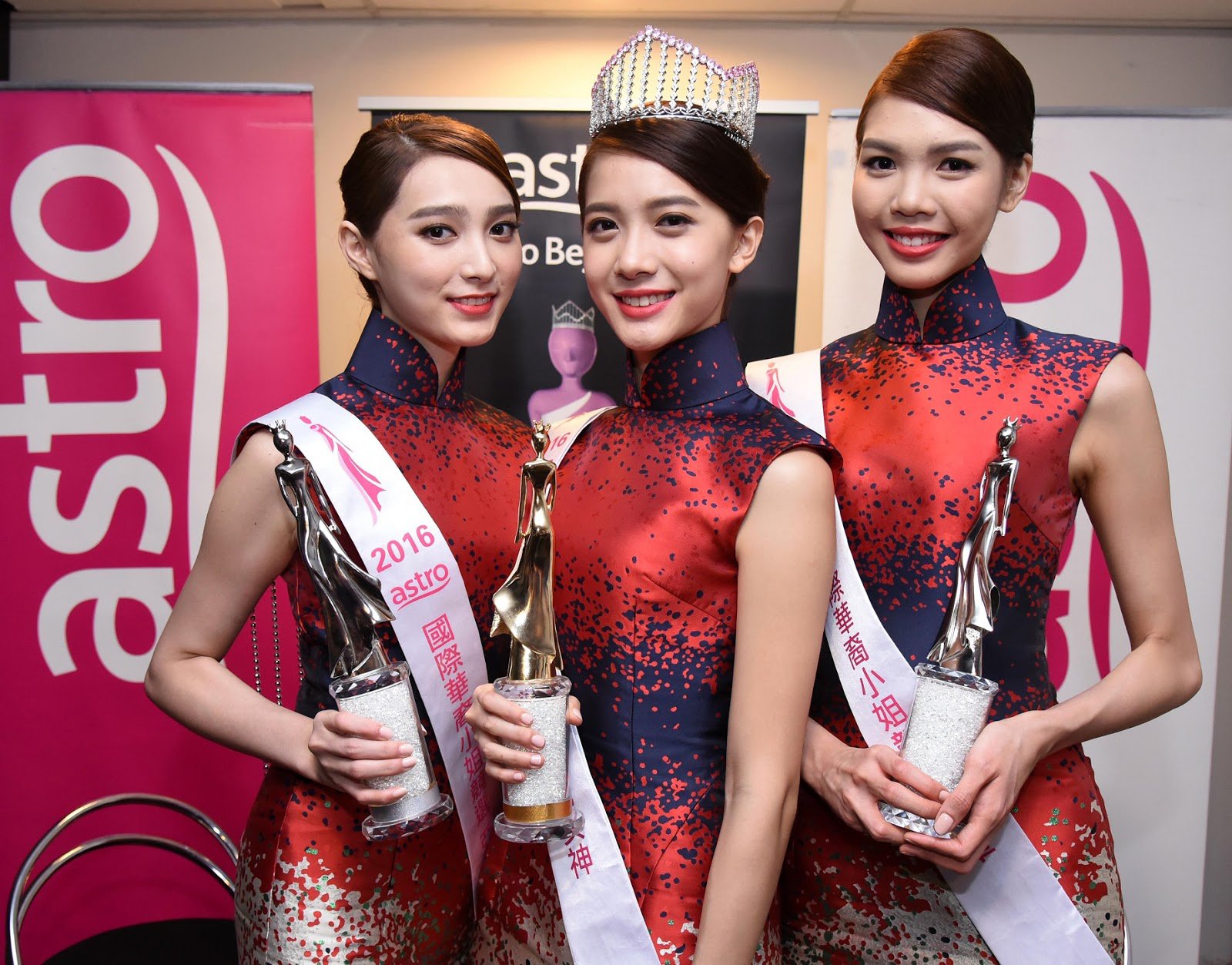 《Astro国际华裔小姐2016》亚军程爱玲（左起）、冠军林宣妤及季军徐苑 绮被誉为历届最高水准的三甲。