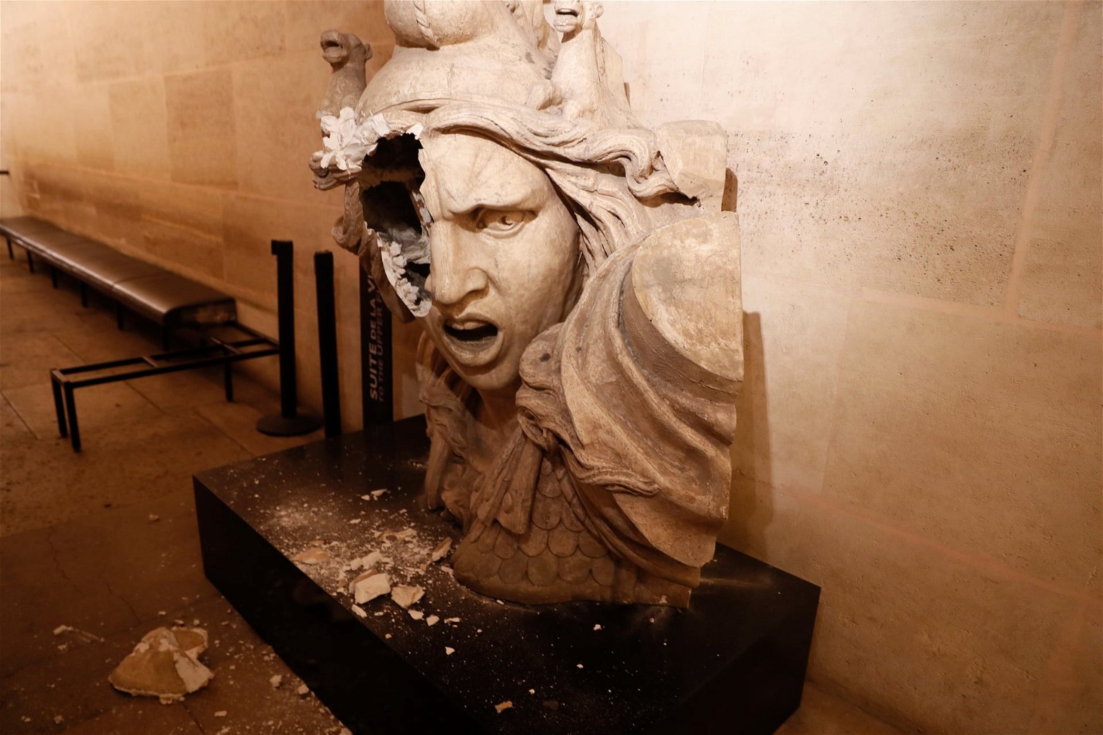 凯旋门内的一个玛丽安娜雕像被毁容
