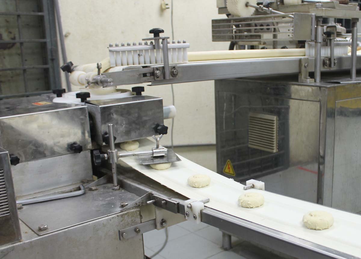 机械化进行生产的“勤香”水果系列马蹄酥， 节省人力，成本更低。