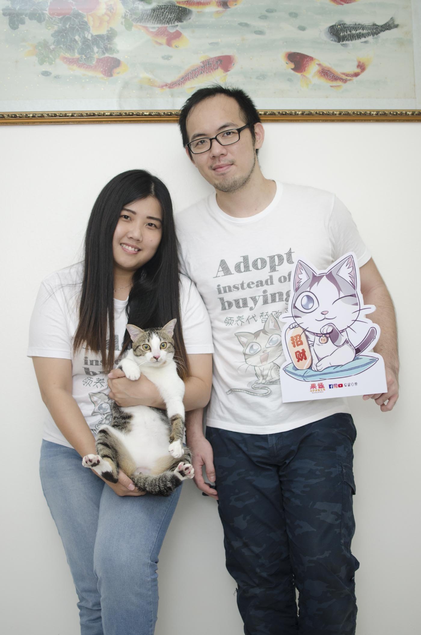 龙丽茔（左起）和王世昌为爱猫“果酱”出版《果酱与铲屎官日常》漫画，记载“果酱”的故事，以及养猫的常识分享。
