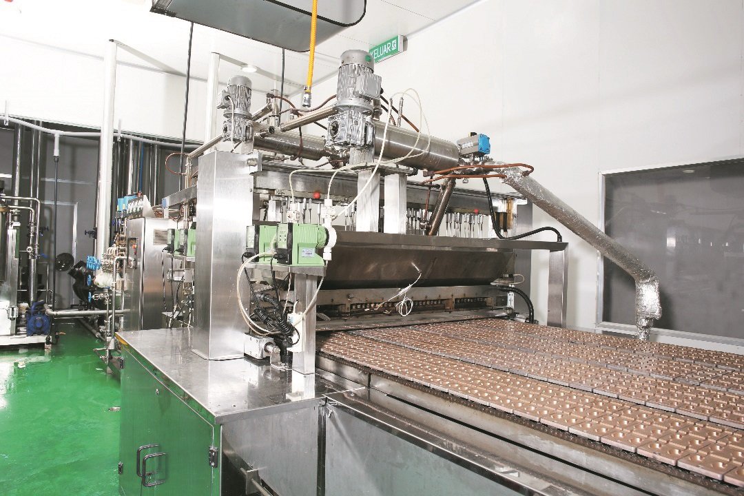 该公司引用国外先进的机器生产糖 果，可快速多产同时兼顾品质。