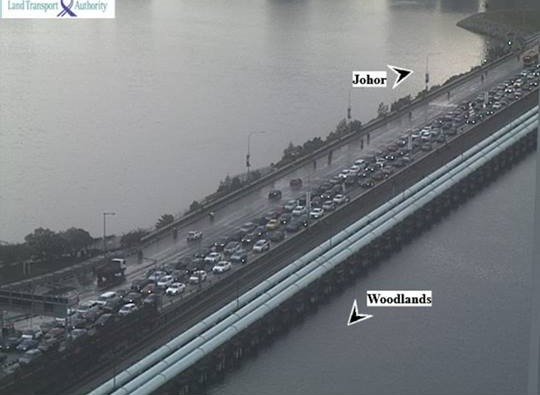 截至周日傍晚6时10分，柔佛长堤往新加坡的交通拥挤情况依旧不见舒缓。