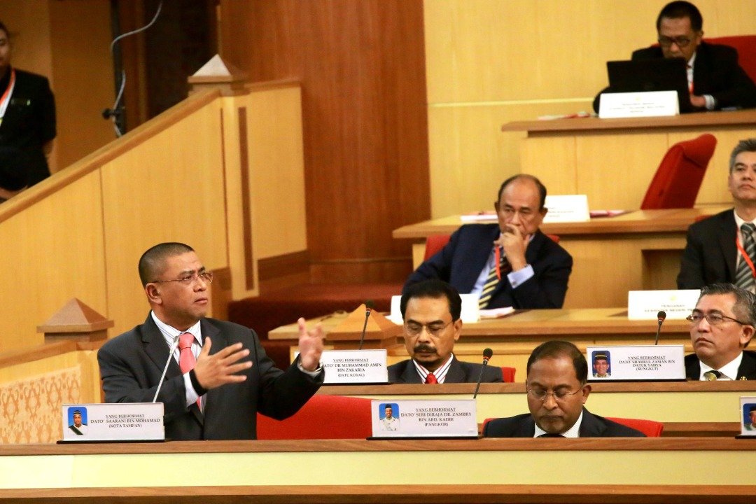 沙拉尼（左）周二在霹州议会爆料，公开德彬丁宜州议员阿都阿兹巴里是密谋推翻大臣的主角。