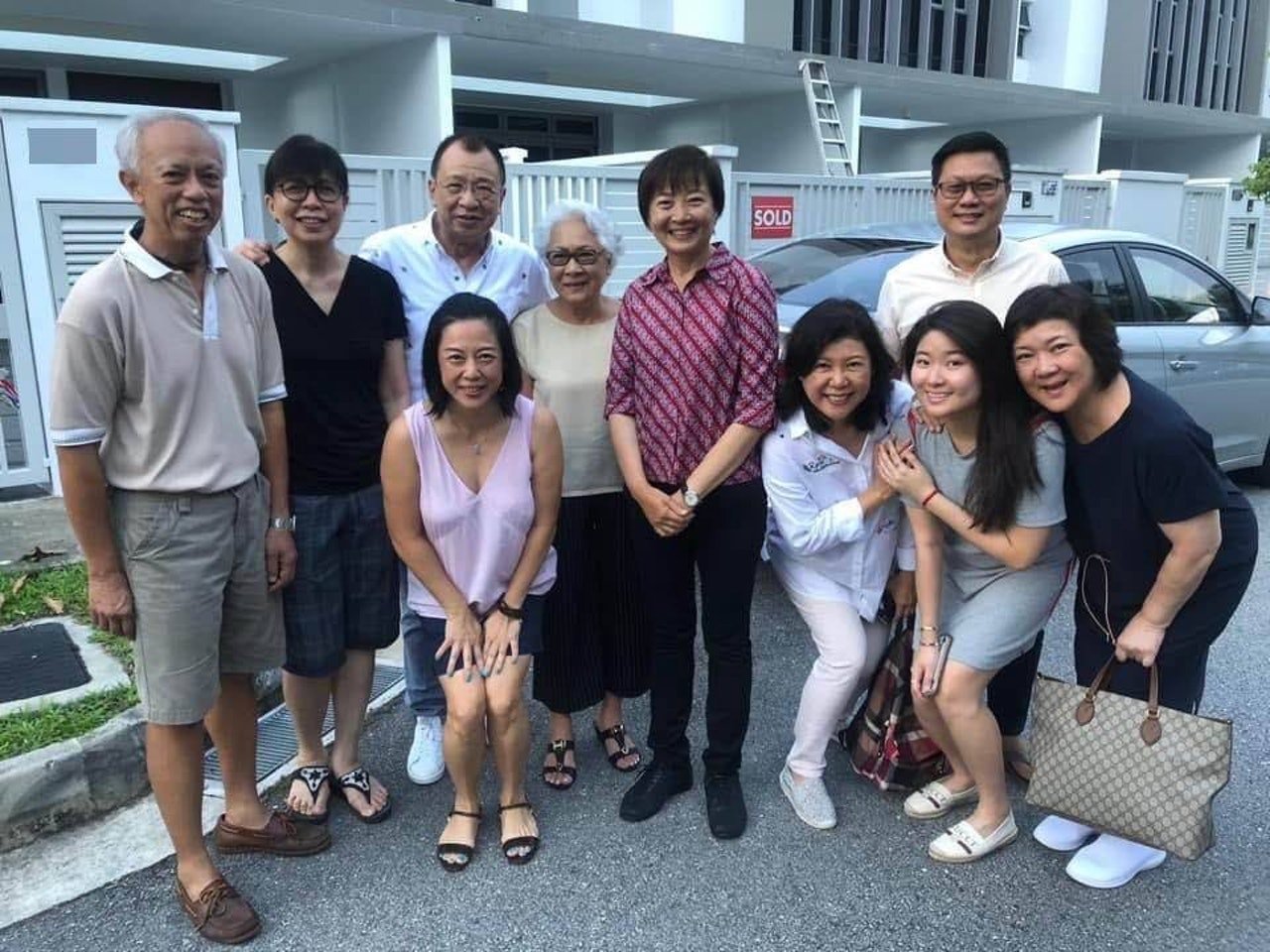 新加坡义顺南区区议员李美花在面子书上载了跟许绍雄一家的合照，更留言预告许绍雄即将会搬到新加坡。（李美花Facebook ）