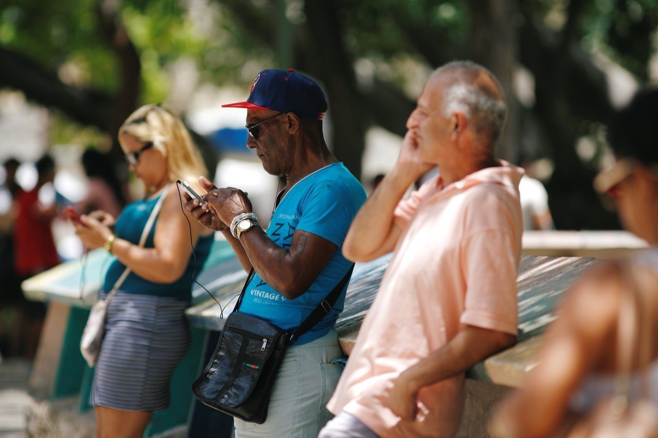 古巴首都哈瓦那民众要到网路热点区，手机才能连接网路。