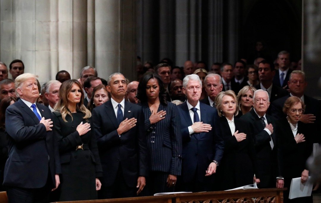 美国现任总统特朗普（由左至右）与第一夫人马拉尼亚、前总统奥巴马与妻子米歇尔、克林顿和希拉里夫妇，以及卡特和罗莎琳夫妇，均出席了老布什的国葬仪式，为这位第41任总统致最后敬意。