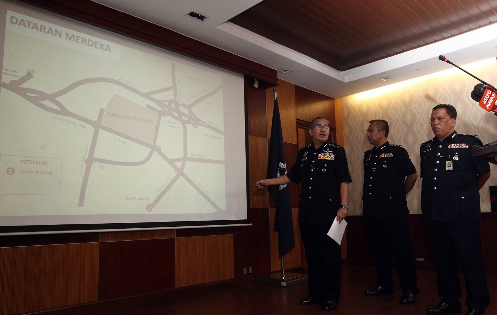 玛兹兰（左）在数名警官的陪同下，向媒体展示本周六封路的路线图。