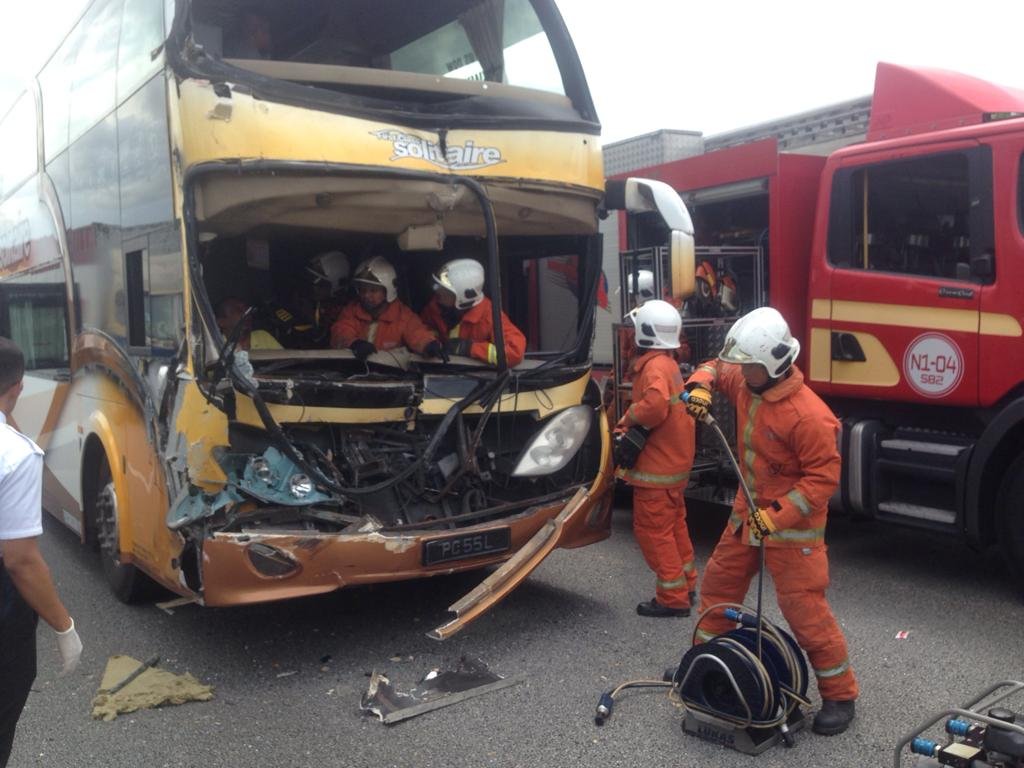 在猛撞罗里后，巴士车首毁坏不堪。