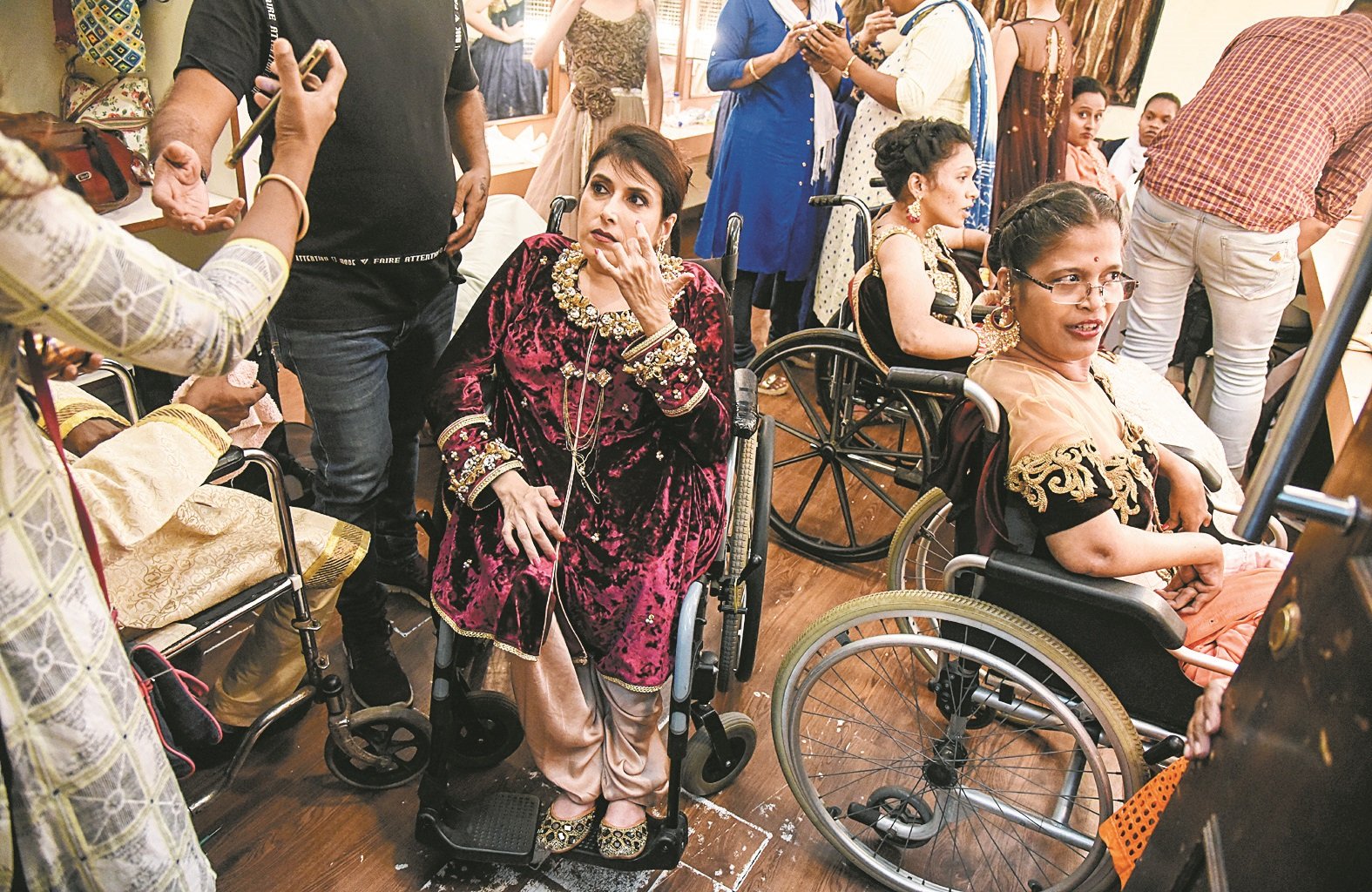 几名坐在轮椅上的残疾模特儿在后台等待，每一名模特儿都穿上由设计师所设计的漂亮衣裳，准备展现不一样的自己。