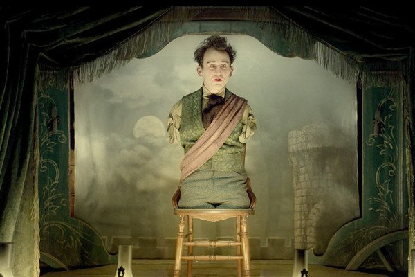 哈利梅林在《西部老巴的故事》的演出。